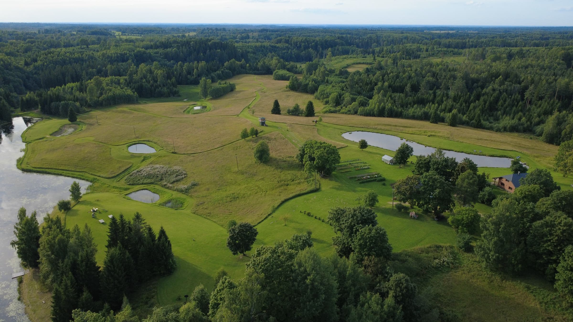 Ezers ar saliņu no putna lidojuma