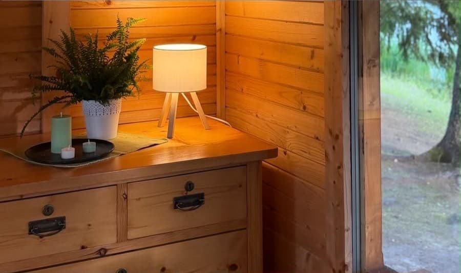 Kumode ar lampu